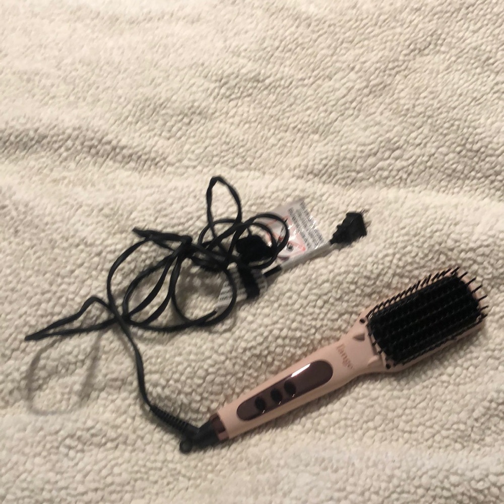 L’ange Le Vite. Pink. Ceramic straightening brush. I love this one!